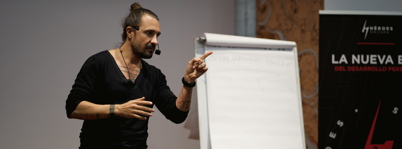 Salva impartiendo curso